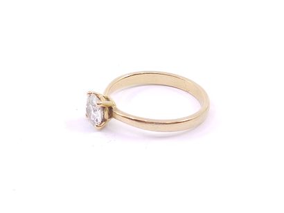 Yellow gold ring 750 decorated with a solitaire...