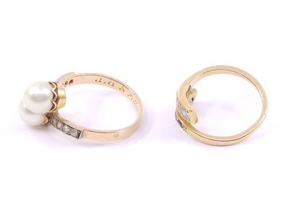 TWO rings in yellow gold 750° comprising:

A...