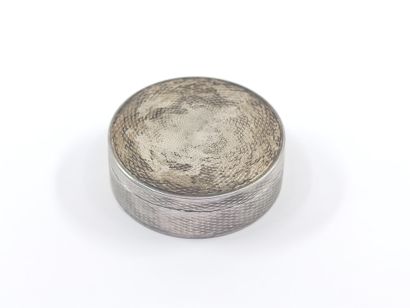 BOUCHERON PARIS

Box in silver godronné 

Under...