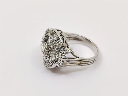 
RING in white gold 750° set with diamonds...