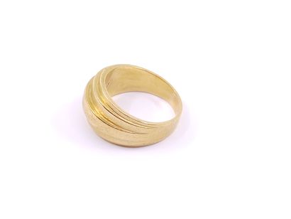 Ring in yellow gold with gadroons 

Weight...