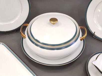 Raynaud Limoges laurel model

White porcelain...