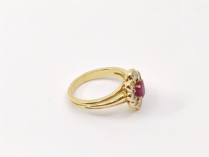 Daisy ring in yellow gold 750° decorated...