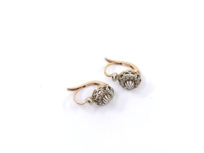 PAIR of two-tone gold sleepers 750° decorated...