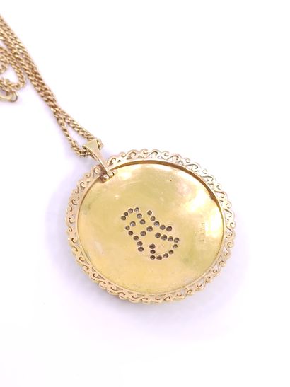 
750° yellow gold CHAIN with a circular pendant...