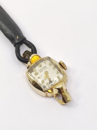 Watch case in 14kt gold

Gross weight :8,75...