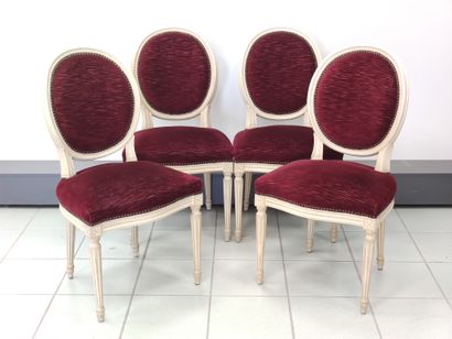 SUITE de quatre chaises à dossiers médaillons...