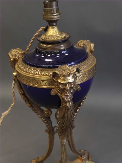 IN THE TASTE OF SEVRES 

vase in porcelain...
