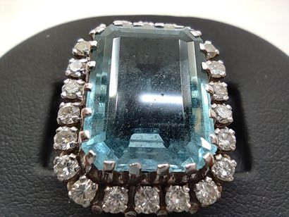 Gold ring 750° platinum decorated with a...