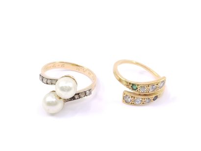TWO rings in yellow gold 750° comprising:

A...