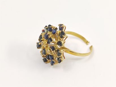 BAGUE fleur en or jaune 750 sertie de saphirs...