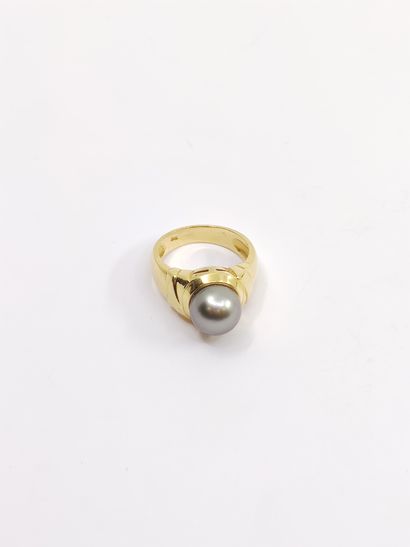 Yellow gold ring 750° decorated with a Tahitian...