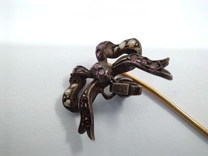 EPINGLE papillon en or 750° et argent, sertie...
