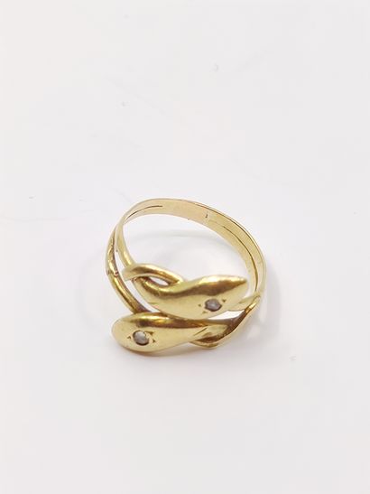 Gold ring 750° decorated with two snake heads...