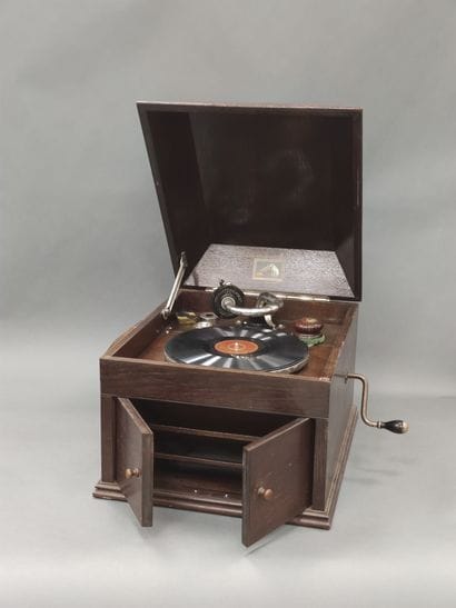 Gramophone à caisse de raissonnance en bois...
