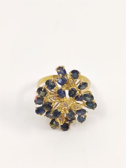 BAGUE fleur en or jaune 750 sertie de saphirs...