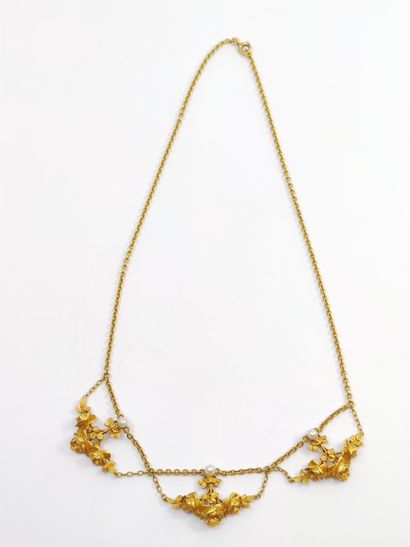 French WORK

Yellow gold drapery necklace...