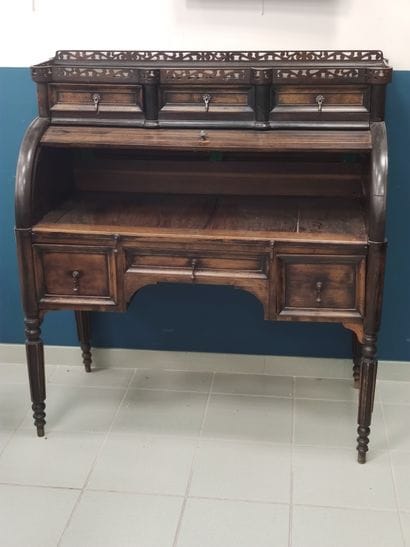 Oak cylinder desk

Opening with three drawers...