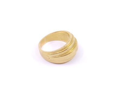 Ring in yellow gold with gadroons 

Weight...