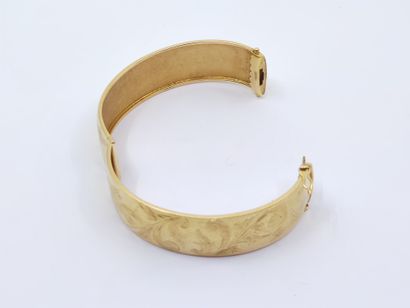 BRACELET in yellow gold 750° opening finely...
