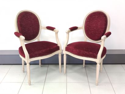 SUITE de quatre chaises à dossiers médaillons...