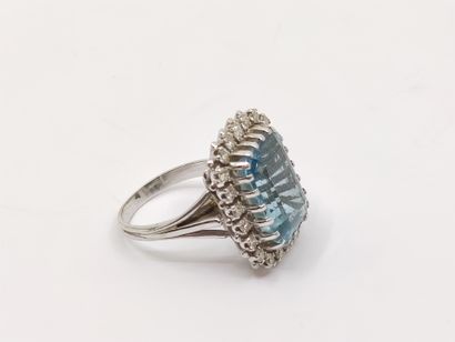 Gold ring 750° platinum decorated with a...