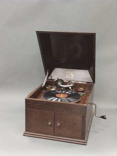 Gramophone à caisse de raissonnance en bois...