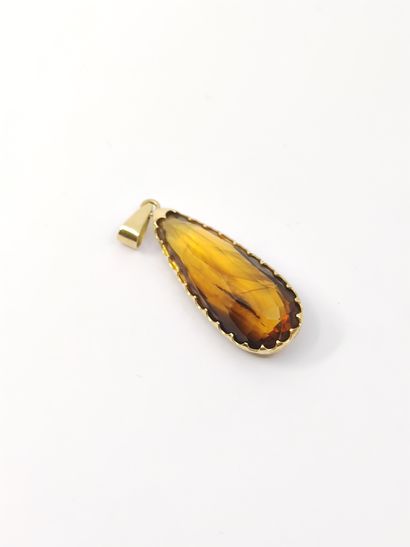 Yellow gold pendant holding a drop of smoky...