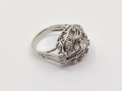 
RING in white gold 750° set with diamonds...