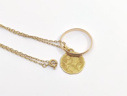 LOT of gold 750° including : 

Chain 

Wedding...