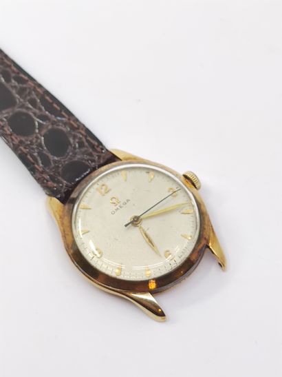 OMEGA 

Wristwatch, round case in yellow...