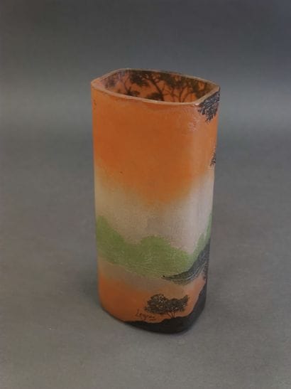 LEGRAS

Painted vase with lake scene decoration

Work...
