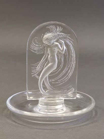 LALIQUE France

Crystal baguier representing...