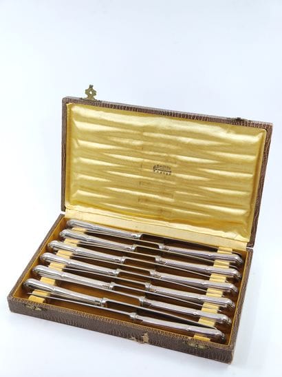 ERCUIS

Set of twelve table knives in silver...