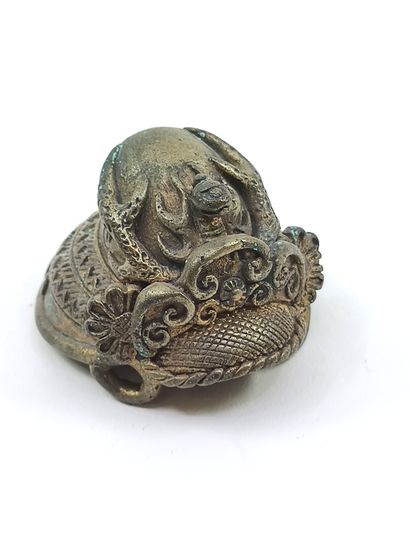 JAPAN 

Kabuto miniature in bronze 

Height...