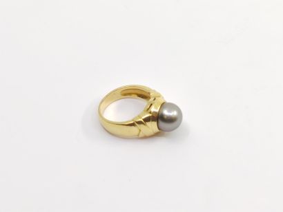 Yellow gold ring 750° decorated with a Tahitian...