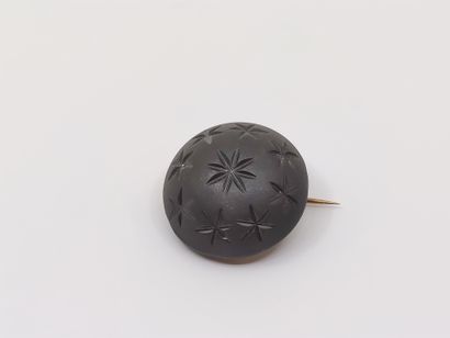 BROCHE ornée de jais 

Monté en or jaune...
