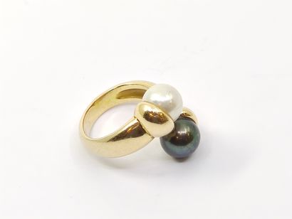 Yellow gold ring 750° you and me pearls 

Gross...