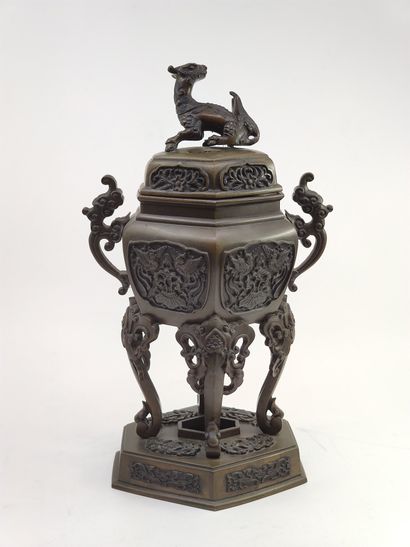 JAPAN

Bronze candle holder with brown patina,...