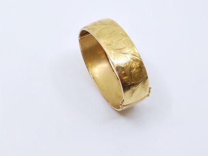 BRACELET in yellow gold 750° opening finely...