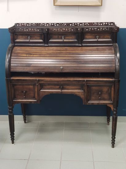 Oak cylinder desk

Opening with three drawers...