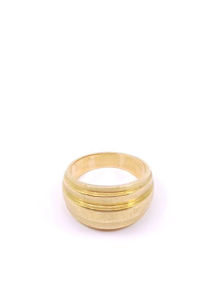 Ring in yellow gold with gadroons 

Weight...