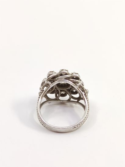 RING in white gold 750° set with a half-cut...