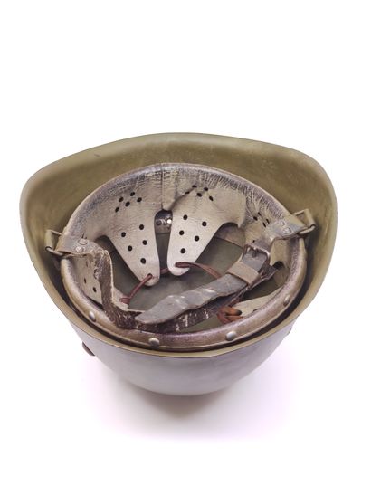
Italian helmet model 1933 




With cap....