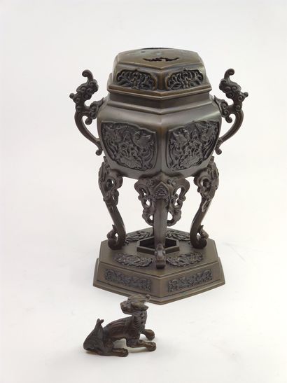 JAPAN

Bronze candle holder with brown patina,...