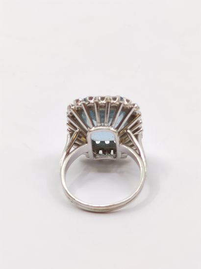 Gold ring 750° platinum decorated with a...
