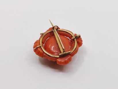 BROCHE ornée de corail monté en or jaune...