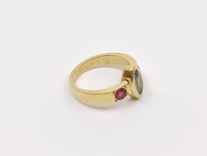 Yellow gold ring 750° set with an aquamarine...
