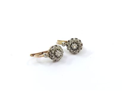 PAIR of two-tone gold sleepers 750° decorated...