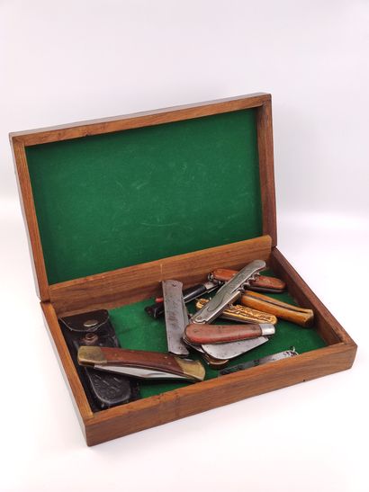 
Set of nine folding knives. 




In a box.





Expert...